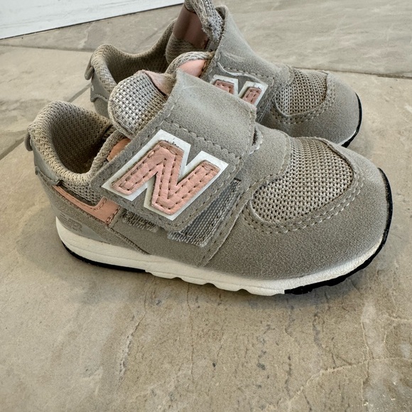 New balance Shoes size 4 - Picture 2 of 3